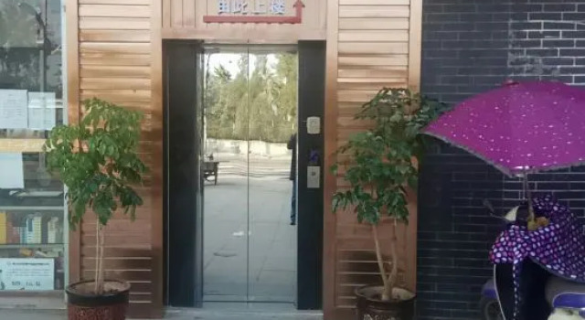 Yingshan Tianxiao Station Hotel, Varaa Hotelli Hotellit Sichuan pysäköinnillä, Pysäköinti