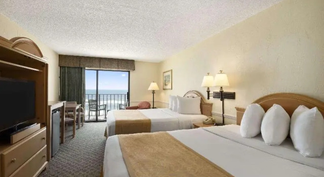 Номер Standard Days Inn by Wyndham Daytona Oceanfront