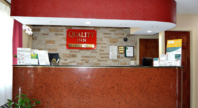 Quality Inn Raynham, Rezerwuj Hotel Hotele w New England z basenem, Basen