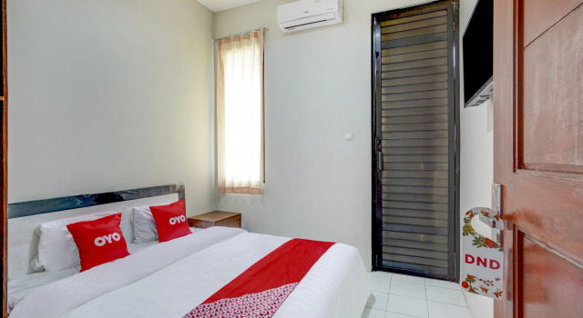 Camera Standard RedDoorz Syariah near Bypass Krian