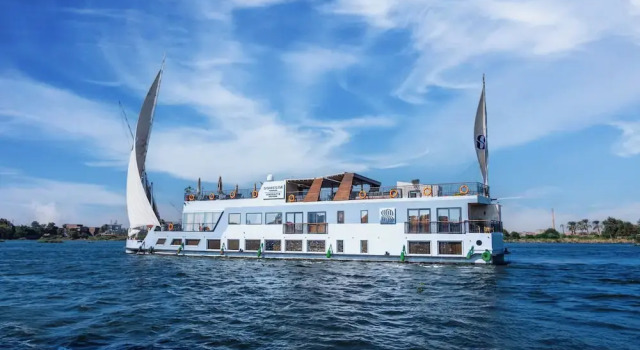 Sonesta Dahabeya Amirat II - Nile Cruise Ship - 4 nights from Luxor, Book Feriehus Villaer i Qina, Villa