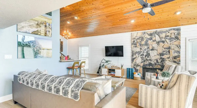 Oceanfront Surfside Beach Home: Deck + Grill!, Book Hotel Hoteller i Surfside Beach med parkering, Parkering