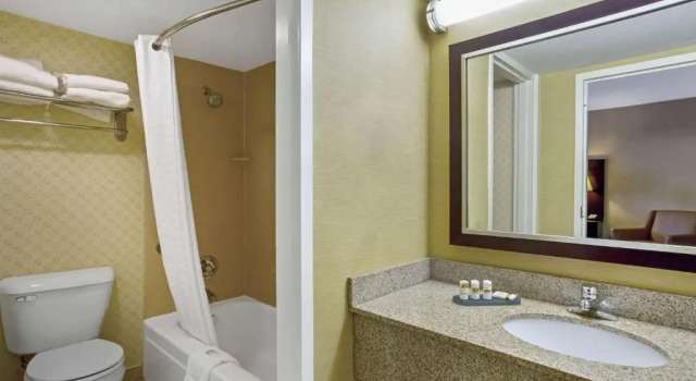 Четырёхместный номер Deluxe Hampton Inn Manchester Downtown