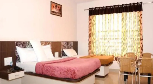 Hotel Whispering Wood, Забронировать Отель Махабалешвар штат Махараштра, рядом с Озеро Венна