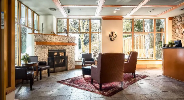 Cascade Lodge, Забронировать Отель Отели Уистлер 3 звезды, рядом с Black Tusk Gallery, 3*