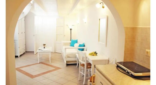Люкс с видом на горы Reverie Santorini Hotel
