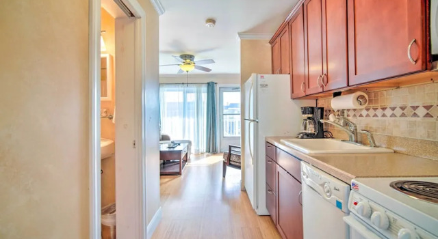 Апартаменты c 1 комнатой Beautiful Brigantine Condo - Walk to Beach!