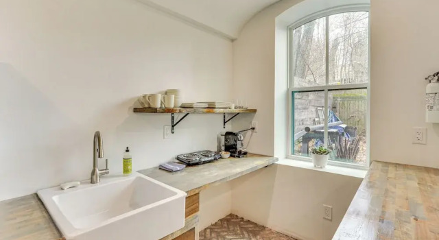 Walk to Waterfront: Chic Hudson Valley Garden Apt, Забронировать Апартаменты/квартира Кингстон Ulster County, рядом с Туристический и информационный центр Кингстона