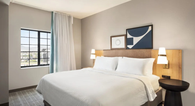 Люкс c 1 комнатой с видом на внутренний двор Staybridge Suites Colorado Springs NE Powers by IHG