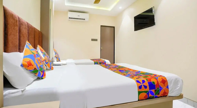 Fabhotel Dolphin Residency, Забронировать Отель Мумбай Mumbai Region, рядом с Район трущоб Дхарави