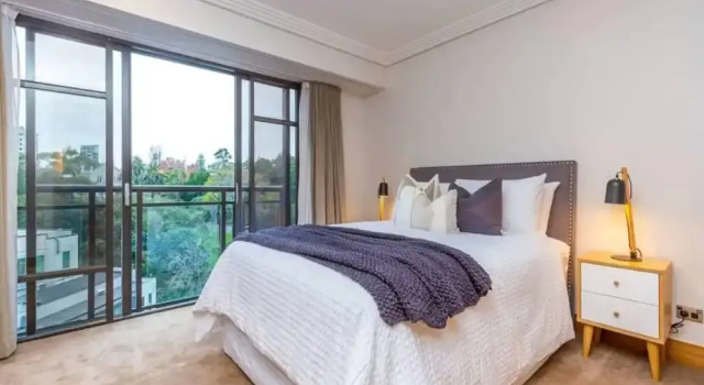 Cozy Central Apt. w/ Pool & Gym by Zodiak Stays, Забронировать Дом для отпуска Коттеджи Окленда, Коттедж