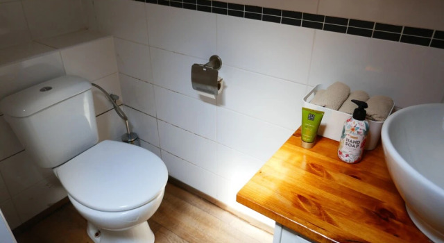 Кровать в общем номере с 6 комнатами с видом на гавань Boat apartment Rotterdam Fokkelina