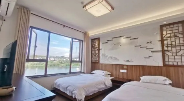 Семейный люкс с видом на реку Taohuatan River View Pool Yulongtanpan Inn