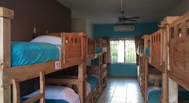 Кровать в общем номере Hostal Bucerias