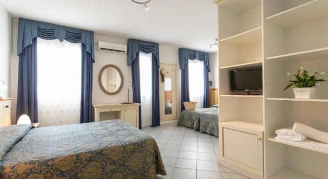 Трёхместный номер Standard с балконом Hotel Elpiro