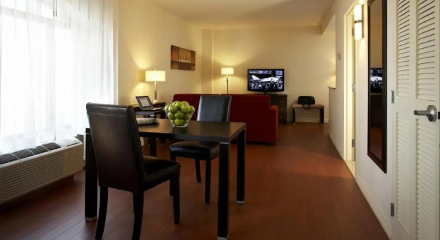 Люкс с балконом Holiday Inn & Suites Montreal Airport by IHG