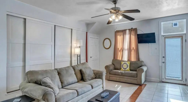 Charming 1st floor apt in the heart of Springfield, Rezerwuj Hotel Jacksonville Floryda, w pobliżu Springfield Park