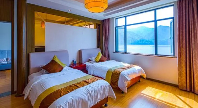 Семейный люкс с видом на озеро Mount Huangshan Wonderland Hotel
