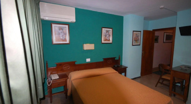 Vintage Hotel Mercedes