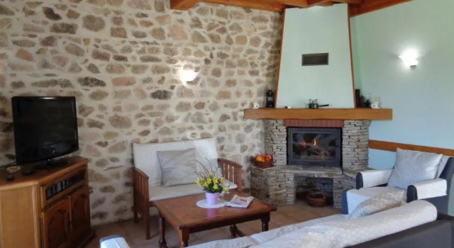 Gîte de Charme en Rhône-Alpes : Terrasse, Cheminée, Jardin, Idéal Famille, Accessible PMR - FR-1-496-93, Prenota Hotel Hotel a Alvernia con parcheggio, Parcheggio