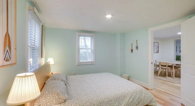 Коттедж Serene South Haven Retreat w/ Deck: 1 Mi to Dtwn!