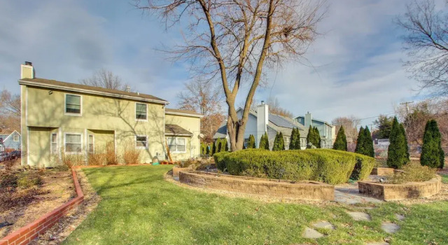 Коттедж 2 Mi to KU Campus: Group Getaway w/ Patio & Garden