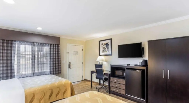 Четырёхместный номер Deluxe Mount Vernon Inn Escondido Downtown