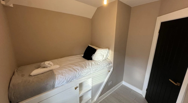 Impeccable 3-bed House in Walsall, Varaa Hotelli Walsall West Midlands