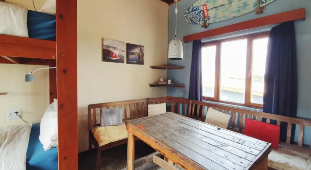 Vuode makuusalissa Salty Jackal Surf Camp