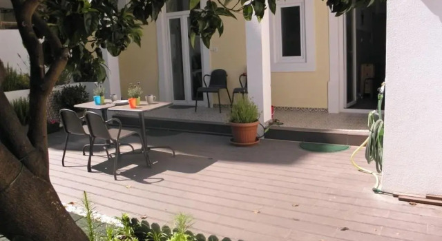Апартаменты Sunny orange garden apartment in central Lisbon