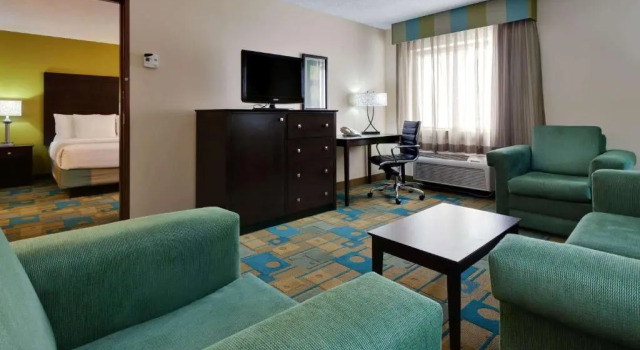 Двухместный люкс с видом на город La Quinta Inn & Suites by Wyndham Plattsburgh