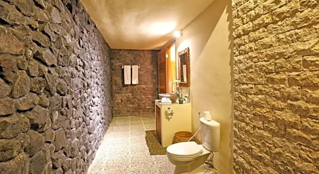 Кровать в общем номере Bhanuswari Resort & Spa