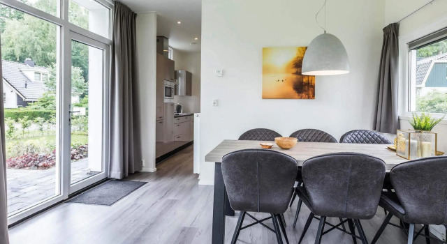 Nice chalet with dishwasher, in a holiday park in the middle of De Veluwe, Rezerwuj Chalet Domki letniskowe w Ede, Domek