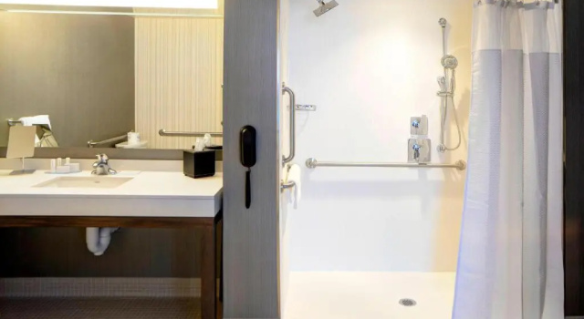 Двухместный люкс Courtyard by Marriott Muncie at Horizon Convention Center