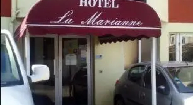 Hotel La Marianne, Rezervați Hotel Hoteluri în Saint-Denis cu mic dejun, aproape de Saint-Denis Cathedral, Mic dejun