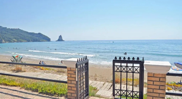 Коттедж Corfu Beachfront holiday Houses Yannis on Agios Gordios beach