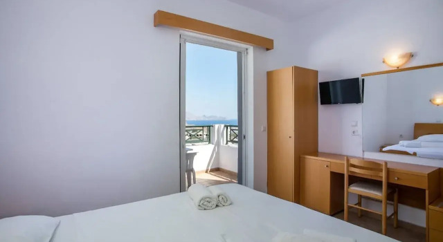 Lambis Studios & Apartments