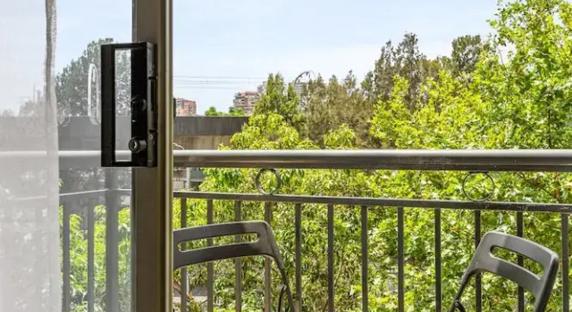 Green Views & Great Location: Inner-city 1-bed