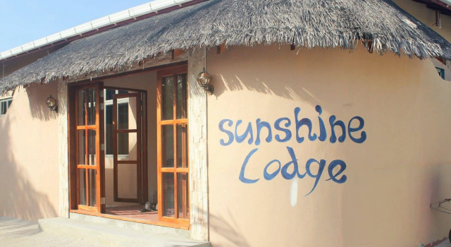 Sunshine Lodge, Забронировать Отель Отели Гурайдо с парковкой, рядом с Пляж Kandooma Beach, Парковка