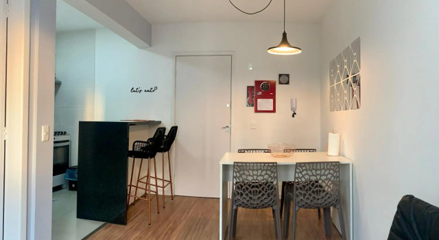 707- Apartamento Encantador, amplo e decorado, quarto, sala, cozinha, mobiliario moderno, cozinha completa com utensílios , Excelente vista da cidade e localização privelegiada no bairro Bigorrilho, Забронировать Апартаменты/квартира Куритиба Парана, рядом с Парк Баригуи