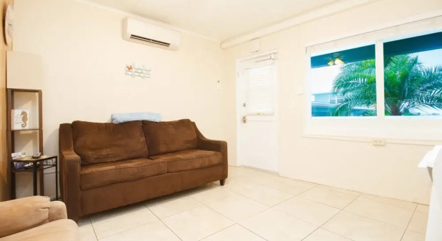 Tropic Terrace #41 - Beachfront Rental 2 Bedroom Apts by Redawning, Забронировать Апартаменты/квартира Отели Треже-Айленд с парковкой, рядом с St. Petersburg Municipal Beach, Парковка