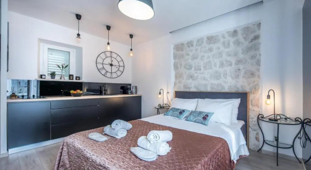 Студия с балконом Isaura Apartments