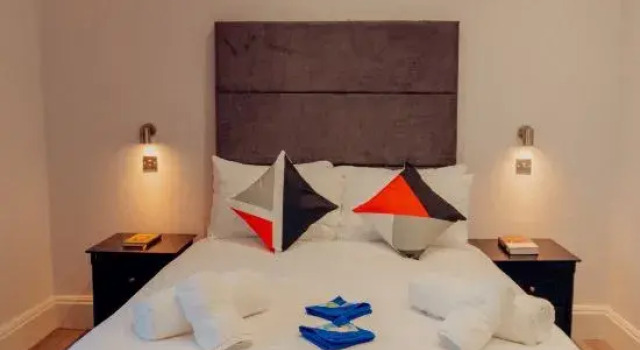 Standard Zimmer Mayfield Suites