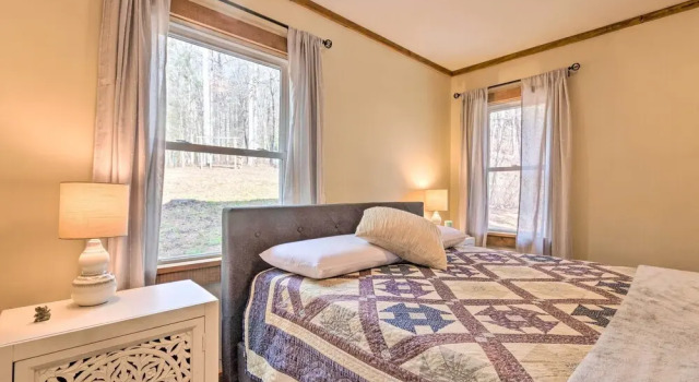 Hendersonville Cabin w/ Hot Tub, Views & Fire Pit!