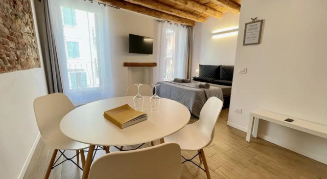 UnicumHouse Verona Università, Забронировать Отель Борго Венеция - Сан Микеле Верона, рядом с Железнодорожный вокзал Верона Порта Весково