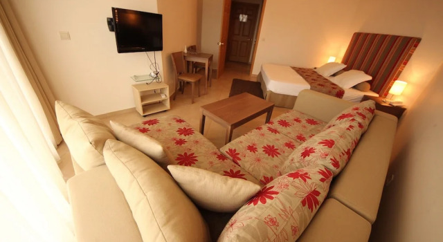 Семейная студия с балконом и с видом на море Menada Sozopol Apartments