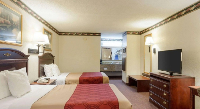 Четырёхместный номер Standard Econo Lodge Grenada