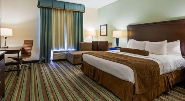 Люкс Deluxe Best Western Plus Chain of Lakes Inn & Suites