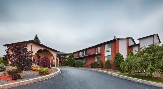 Кровать в общем номере Best Western Monticello