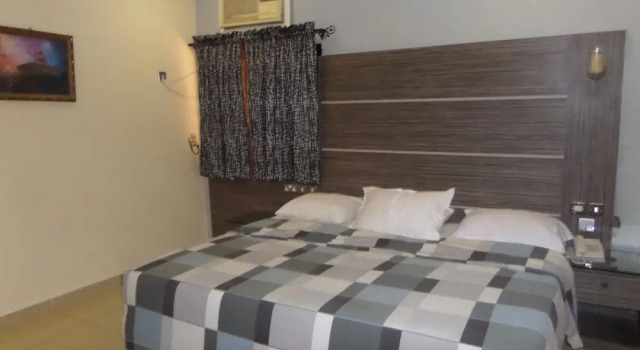 2 soveværelser i konge- suite med udsigt over gårdspladsen Parkview Hotel Abuja